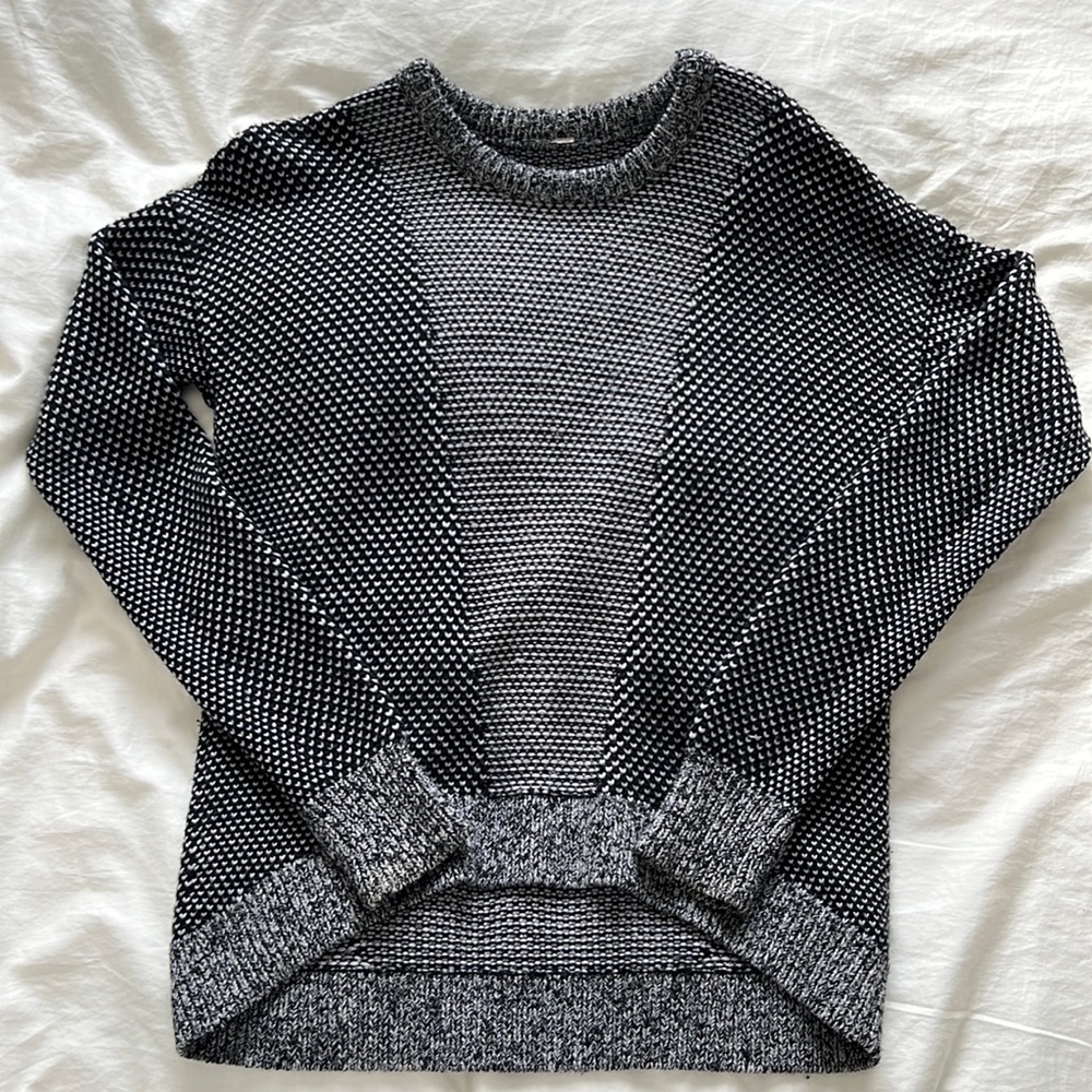 Lululemon b&w sweater